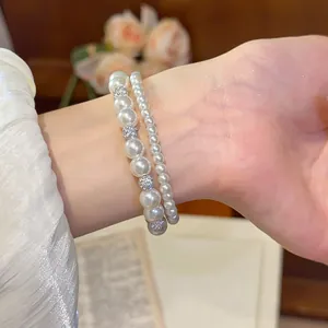 Detailansicht eines eleganten Perlenarmband-Sets mit funkelnden Strass-Tonkugeln