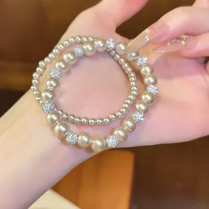 Detailansicht eines französischen Perlenarmband-Sets mit glitzernden Kristallkugeln