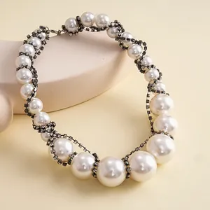 Detailansicht einer eleganten Retro-Perlenkette mit verflochtener Straßkette