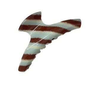 Elegante haarklem van acetaat met mintblauwe en bruine strepen voor een chic kapsel.