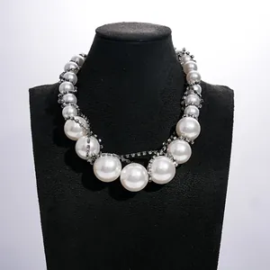 Detailansicht einer eleganten Vintage-Perlenkette mit funkelnden Strass-Akzenten