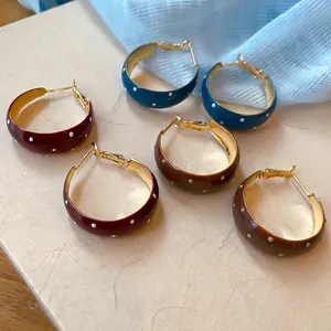 Vintage emaille creolen met stippen in drie kleuren met een vergulde afwerking stijl