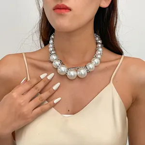 Nahaufnahme einer Vintage Perlenkette mit funkelnden Strasssteinen für Damen Mode