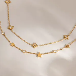 Nahaufnahme einer 18k vergoldeten Halskette aus Edelstahl mit Stern- und Zirkonia-Anhänger.