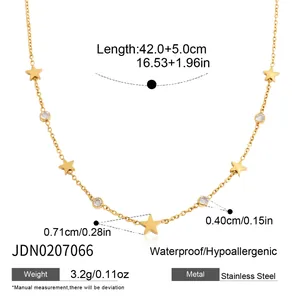 Detailansicht der 18K vergoldeten Edelstahlkette mit Sternen und Zirkoniasteinen.