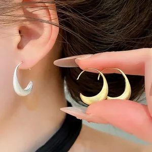 Élégantes boucles d'oreilles créoles minimalistes en métal brossé au fini texturé
