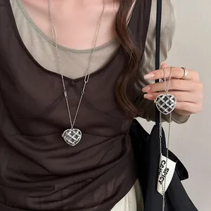 Collier Pendentif Cœur Style Coréen Acrylique Incrusté de Strass Chaîne de Pull Mode Pendulaire Bijoux Longs pour Femmes Ton Argent