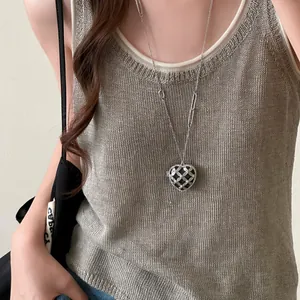 Élégant collier de luxe français avec pendentif en forme de cœur en acrylique