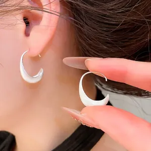 Boucles d'oreilles créoles en forme de C avec une texture élégante en métal brossé