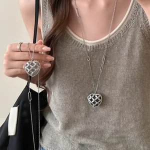 Collier luxe français avec pendentif coeur en acrylique et strass sur chaîne argent
