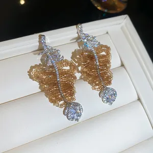 Élégantes boucles d'oreilles feuille avec perles brunes et zircons scintillants