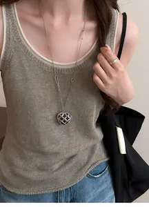 Gros plan d'un collier en acrylique en forme de cœur avec strass de style français