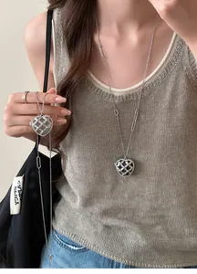 Vue rapprochée d'un collier en diamant en forme de cœur avec pendentif en acrylique.