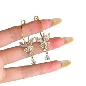 Elegante goudkleurige vlinder oorringen versierd met sprankelende heldere zirkoon kwastjes
