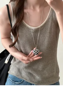 Élégant collier à pendentif cœur en acrylique de style français porté par un mannequin