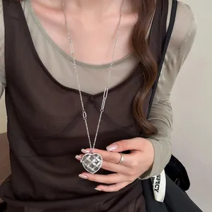 Collier français avec pendentif cœur en acrylique et strass sur chaîne argentée