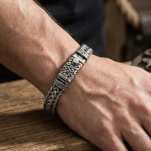Bracelet masculin en acier inoxydable à chaîne de quille avec fermoir gravé pour hommes.