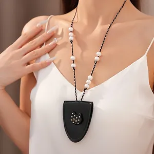 Elegante collar de cuero con colgante de gato a lunares y cuentas blancas