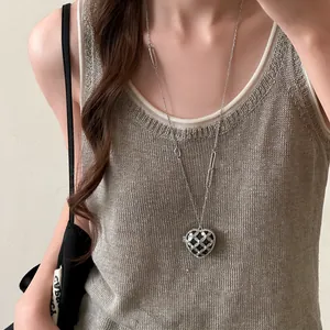 Collier pendentif cœur en acrylique style français avec strass noirs et argentés chic