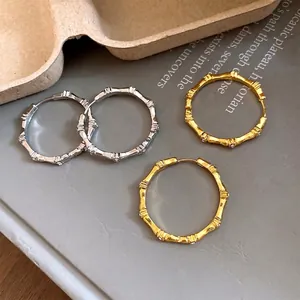 Créoles élégantes en forme de bambou avec diamants étincelants, finitions or et argent