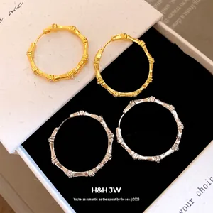 Élégantes créoles style bambou en or et argent avec détails en strass scintillants