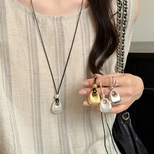 Franse Retro Legering Geplooide Ronde Hanger Ketting High-End Minimalistische Trui Ketting Elegante Kunstparel Sieraden Voor Dames