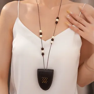 Detailansicht der Vintage Leder Brillenhalter Kette mit süßem Polka Dot Bären Anhänger