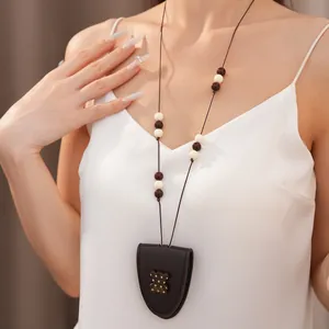 Detailansicht der Lederkordelkette mit einem süßen Acrylbär-Brillenhalter-Charm