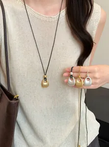 Franse retro ketting met geplooide metalen hanger verkrijgbaar in goud en zilver