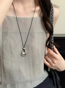 Detailopname van de luxe Franse retro zilveren ketting met gevouwen metalen hanger.