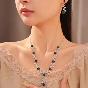 Elegante vintage zilveren blad en groene kristallen bloemenketting set op model