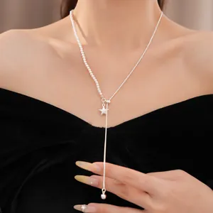 Detailansicht einer eleganten asymmetrischen Stern- und Perlen-Y-Halskette am Modell