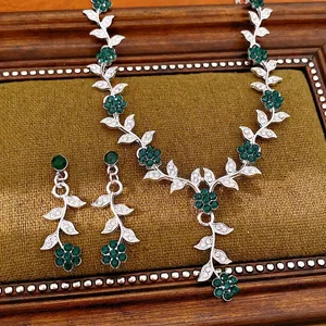 Elegante vintage zilveren ketting- en oorbellen set met groene stras steentjes blad