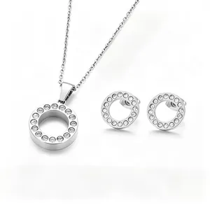 Elegantes silbernes hohles Schmuckset mit kristallbesetzter Halskette und Ohrringen
