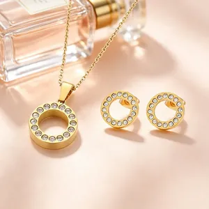 Nahaufnahme eines vergoldeten Rundschmuck-Sets mit glänzenden Kristallen, Halskette und Ohrstecker.