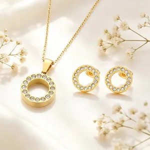 Detaillierte Ansicht eines goldenen runden Schmucksets aus Titan mit Kristallen