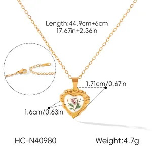 Vue détaillée du collier pendentif cœur fleur en émail avec mesures de longueur et poids.