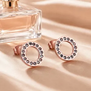 Detailansicht der roségoldenen hohlen Kreisohrstecker mit Kristall-Halo-Fassung