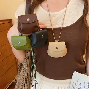 Handgemaakte vintage lederen mini zakje ketting in meerdere kleuren op een model