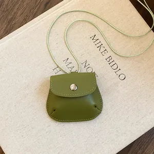 Vintage groene leren mini tas ketting met een zilveren drukknoop detail