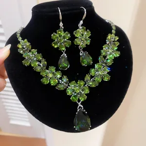 Detailansicht des funkelnden grünen Zirkonia-Blumen-Schmucksets für den Abend