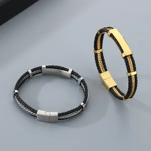 Gros plan de bracelets multicouches en cuir tressé et fil d'acier pour hommes, or et argent