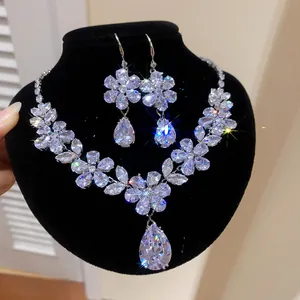 Luxuriöses Detail aus Zirkonia-Blumenhalskette und passendem Ohrring-Set auf schwarzer Büste