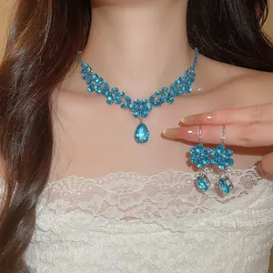 Detailansicht des luxuriösen Schmucksets mit blauen Zirkon-Blumenketten und Ohrringen
