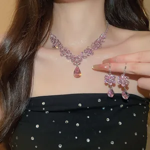 Elegantes Schmuckset mit rosa Zirkonia-Blumen, bestehend aus Halskette und Ohrringen