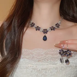 Detailaufnahme eines luxuriösen Schmucksets mit lila Zirkon-Blumenhalskette und Ohrringen