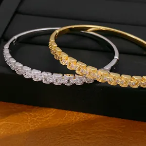 Detailweergave van het vierkante gesplitste ontwerp van 18K vergulde zirkonia armbanden