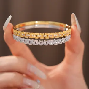 Gedetailleerd overzicht van 18K vergulde schakelarmbanden met zirkonia stenen