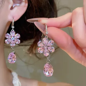 Exquisite Ohrhänger mit rosa Zirkonia-Blumen, brillantem Glanz und elegantem Design