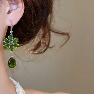 Eleganter grüner Zirkon-Blumen-Ohrhänger mit Tropfenkristall-Anhänger am Modell